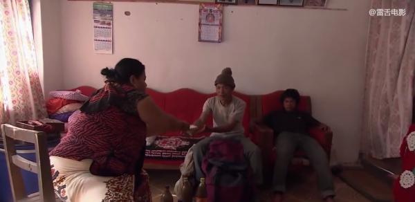 14歲少年爬100米懸崖採蜂蜜,給3個弟妹賺學費!紀錄片 14歲少年爬100米懸崖採蜂蜜,給3個弟妹賺學費!紀錄片