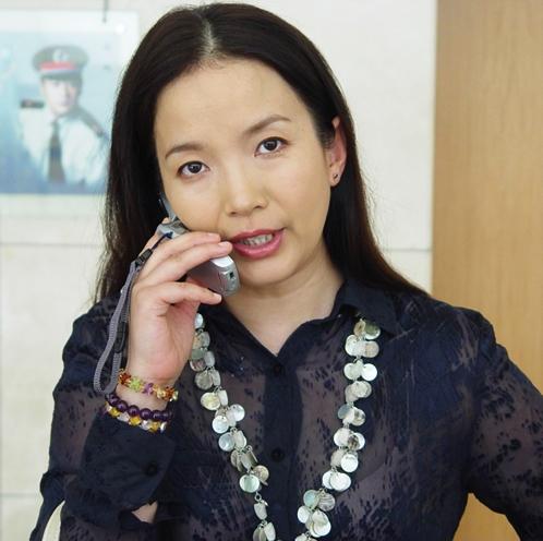 他是於藍之子，也是大導演，曾經深愛兩個女人，如今婚姻成謎