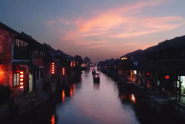 在浙江的西塘古鎮,一群生意人定期聚餐,為啥不點酒水和高價菜? 在浙江的西塘古鎮,一群生意人定期聚餐,為啥不點酒水和高價菜?