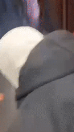 華裔女孩幫亞裔男生解圍，反遭非裔群毆！幾名男的抱頭躲避，現場無人幫忙