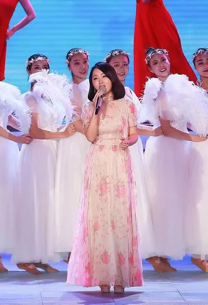 楊鈺瑩才是阿姨輩頂流，穿一件經典的碎花連衣裙，高階減齡