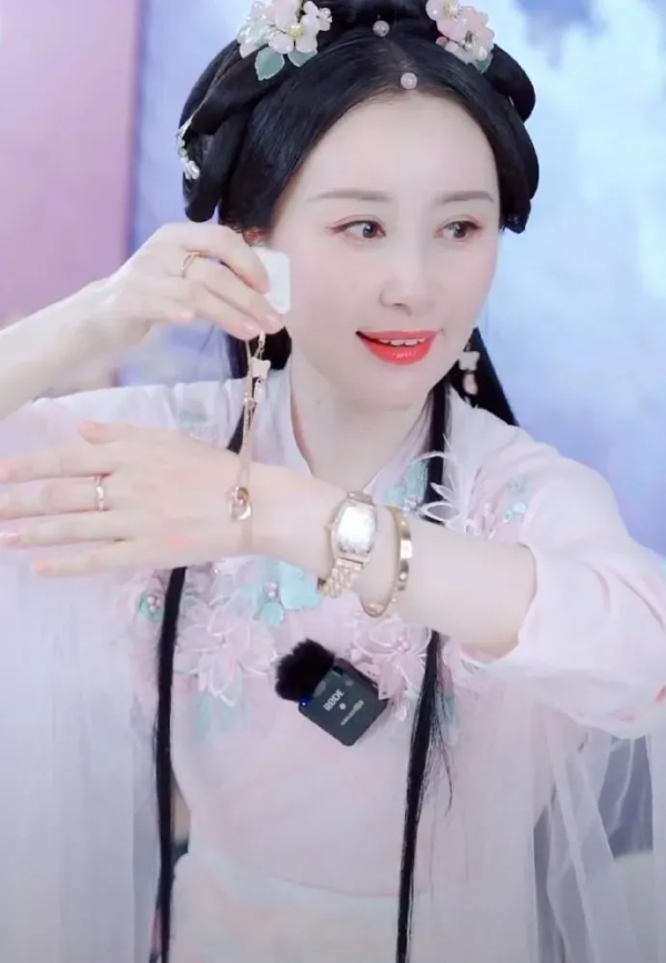 舒暢直播，榮登帶貨榜單榜首，沒想到做主播的她也如此優秀