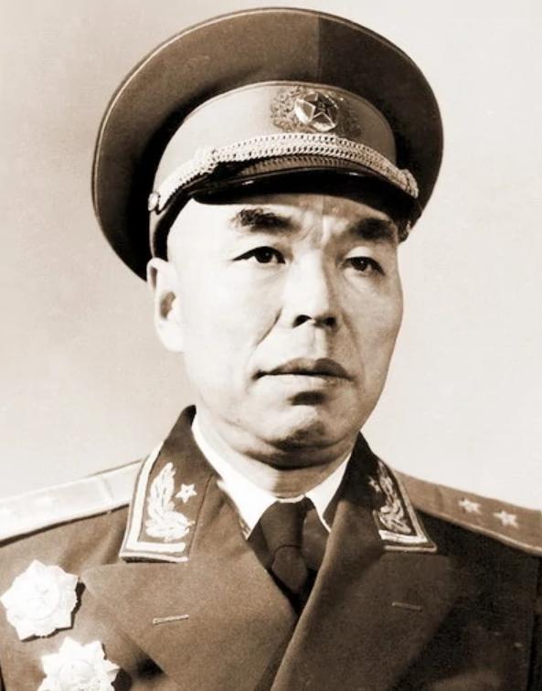 他畢業於黃埔軍校，建國後被授中將軍銜，外孫女是家喻戶曉的明星