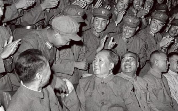 1973年，毛主席為何對調八大軍區司令，鄧小平讚歎：主席真厲害
