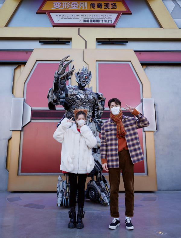 毛曉彤楊玏環球影城打卡照,是誰又磕到了 毛曉彤楊玏環球影城打卡照,是誰又磕到了