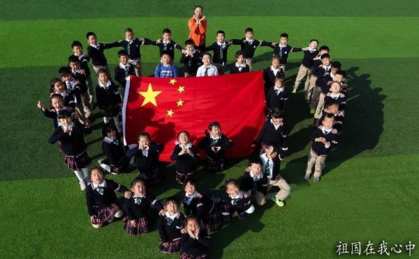 學校要求小學生佩戴“綠領巾”，引發網路討論熱潮，校方進行回應