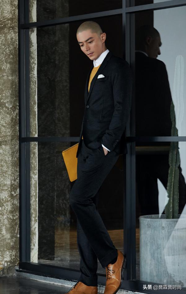 42歲霍建華這是要走哪種時尚路線?光頭配西裝,這氣質模仿不來 42歲霍建華這是要走哪種時尚路線?光頭配西裝,這氣質模仿不來