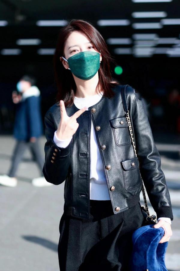 佟麗婭私服來了,皮衣燈籠褲,時尚感有,不停地比耶,和代拍互動 佟麗婭私服來了,皮衣燈籠褲,時尚感有,不停地比耶,和代拍互動