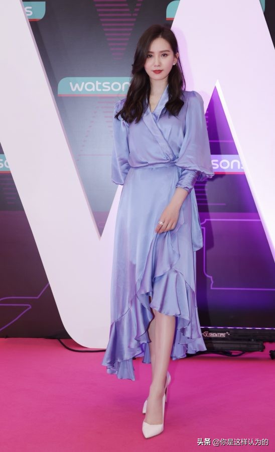 女明星劉詩詩穿藍裙配白色尖頭高跟出席活動氣質靜謐優雅