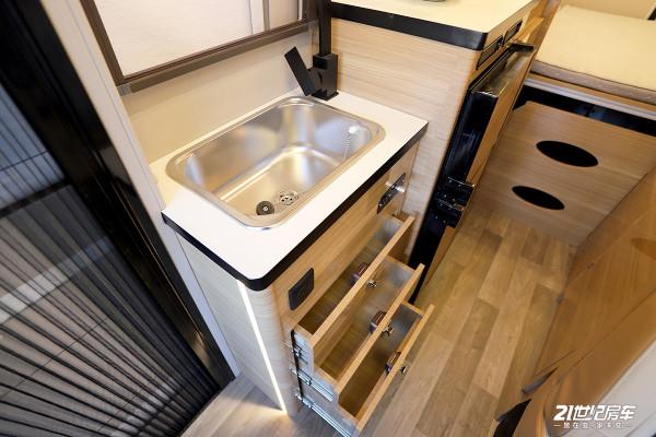 衛航全新配色邁阿密藍，情懷還是創新？實拍V590藍色進化版房車