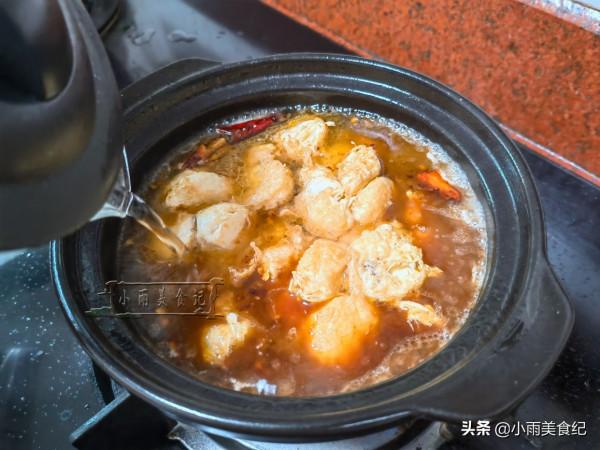 天冷了，多給孩子做這菜吃，先炸後煲營養又解饞，上桌孩子搶著吃