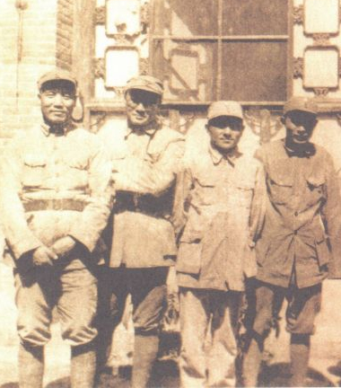 攻打黃維兵團，眾多將領紛紛請戰，陳賡託私人關係，劉鄧相視一笑