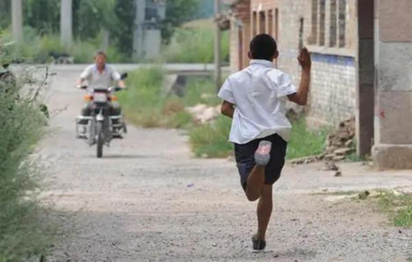 1978年3名小學生在掏鳥窩時，無意間進入暗洞，發現價值50億國寶