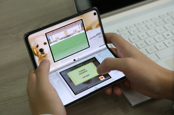 原來摺疊屏手機還能這樣用？這個NDS模擬器都能夠以假亂真了