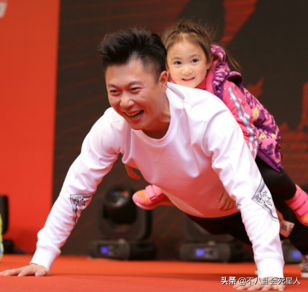 《爸回》8個萌娃顏值差異大：奧莉變成大方臉，嗯哼帥到能當明星