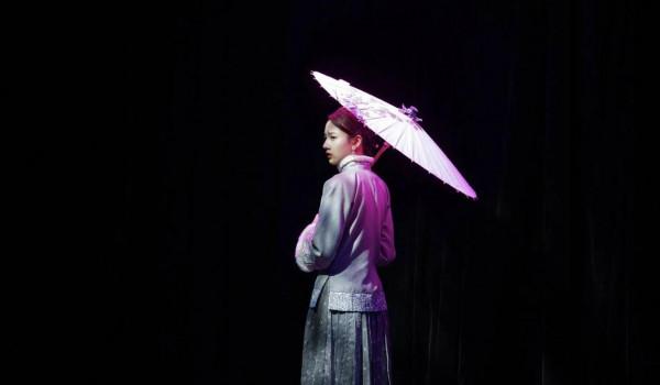 宋祖兒學校期末匯演的現場生圖，即漂亮又會演的妹子 ​​​