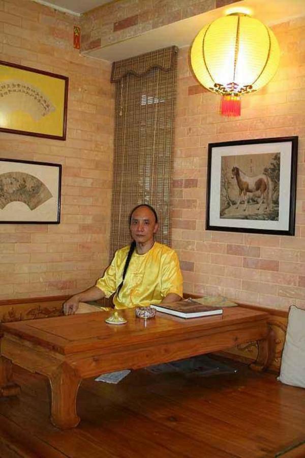 他自稱多爾袞十世孫：為保皇室血脈不娶漢女，向國家索要故宮祖產