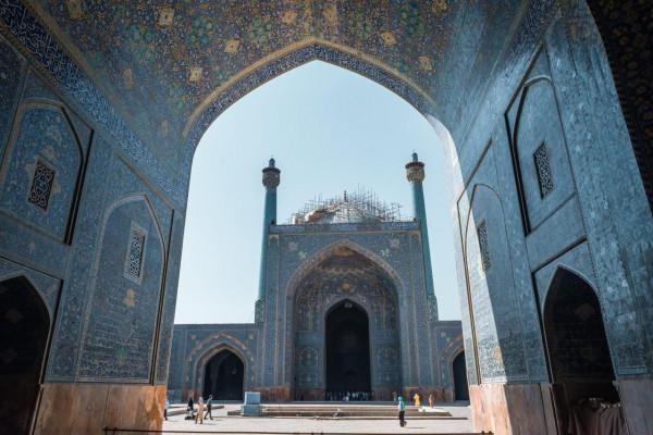 光是大門瓷磚就貼了4年，整整高達30多米，伊朗這座清真寺好神奇