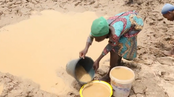 非洲人為何寧願天天喝黃泥水，甚至渴死都不打井？是因為懶嗎？