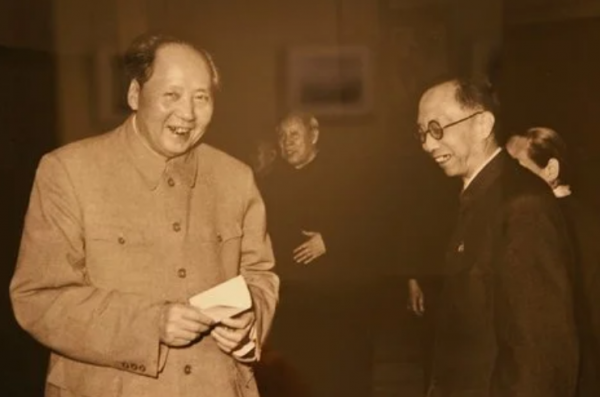 毛主席宴請末代皇帝溥儀吃飯，席間詢問他：你們御膳房的飯好吃嗎