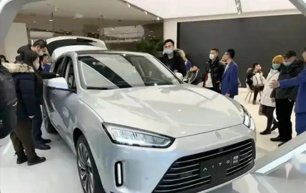 華為首款鴻蒙汽車北京開賣！店內人滿為患……