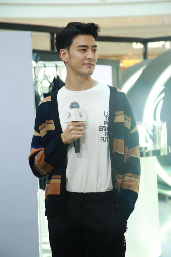 披荊斬棘的哥哥james李銖銜身穿白色T恤搭配條紋開衫摩登十足