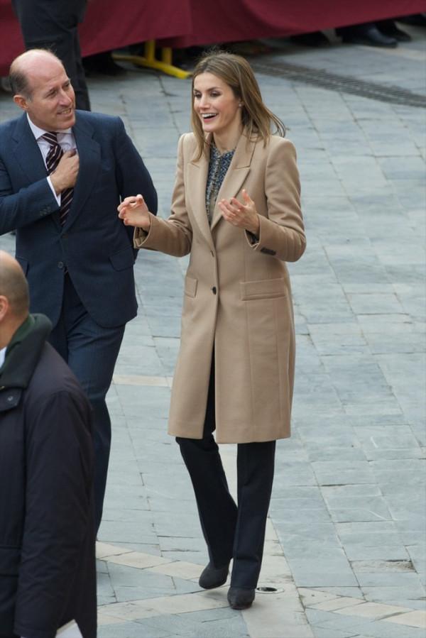 降溫怎麼穿搭?西班牙王后抗凍有一套,時尚並不意味著一定露腿 降溫怎麼穿搭?西班牙王后抗凍有一套,時尚並不意味著一定露腿