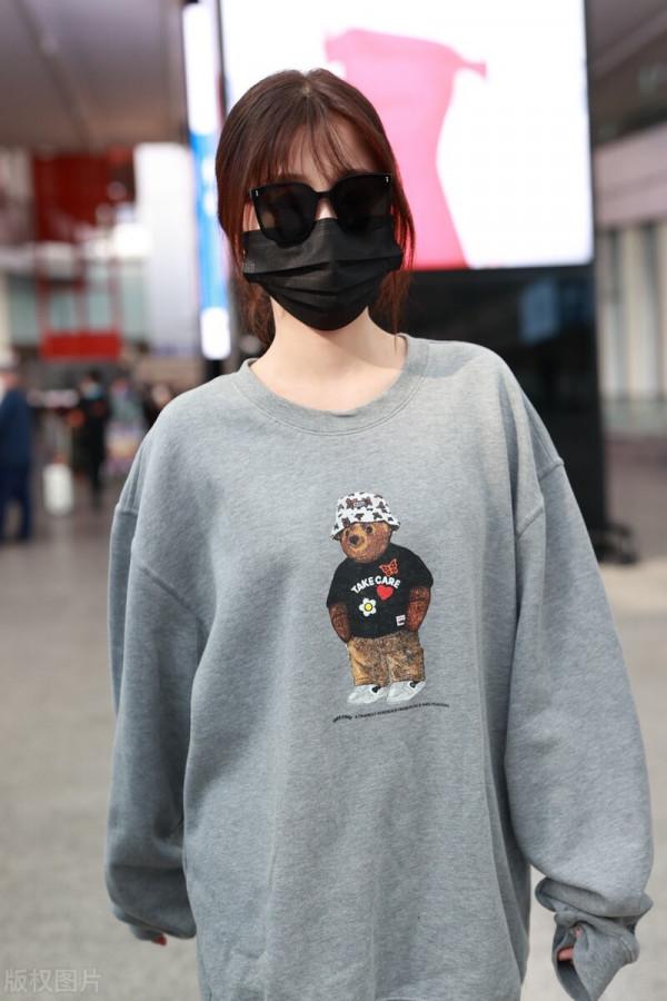 虞書欣穿灰色小熊衛衣搭配黑色牛仔褲，戴墨鏡休閒可愛