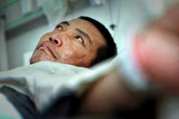 燕趙男兒鄭豔良鋸腿自救，崩斷一根鋸，咬掉四顆牙，全程一聲不吭