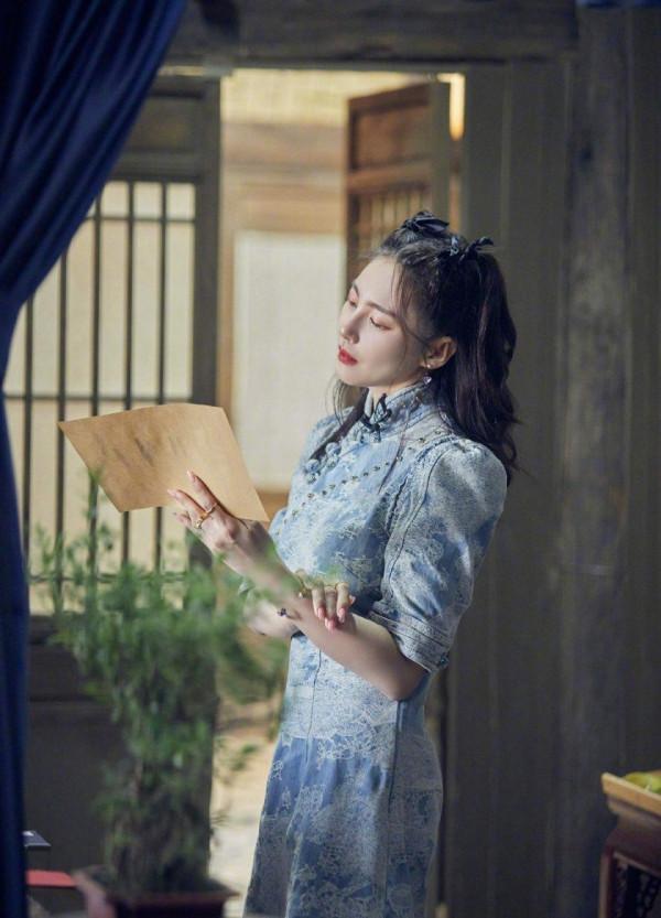 張雨綺和楊冪同穿旗袍，美得讓人心動，一個清純一個成熟