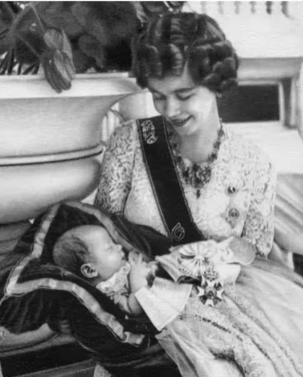 西班牙老王后穿十年前舊衣參加婚禮,一枚紅寶石吊墜,用意深刻 西班牙老王后穿十年前舊衣參加婚禮,一枚紅寶石吊墜,用意深刻