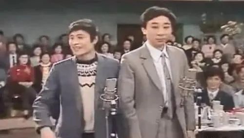 64歲馮鞏：26歲娶初戀，攜手38年，47歲被敲詐，兒子創業當老闆