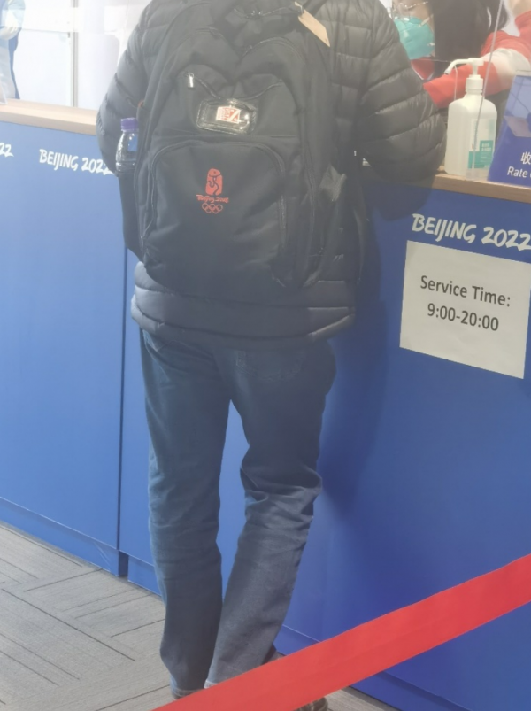 又被盯上了！14年後，外國記者揹著08年北京奧運媒體包來冬奧會續包了