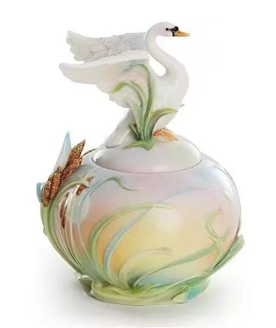 瓷器花樣新玩法,美得讓人目不轉睛。(法藍瓷) 瓷器花樣新玩法,美得讓人目不轉睛。(法藍瓷)