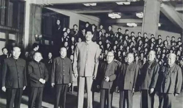 亞洲第一中鋒穆鐵柱墓地，墓誌銘述其一生，大郅鄭海霞淚別