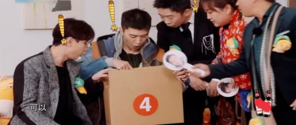 範丞丞錦鯉體質讓人羨慕!扔飛鏢中了手機,曾在年會中了2000元 範丞丞錦鯉體質讓人羨慕!扔飛鏢中了手機,曾在年會中了2000元