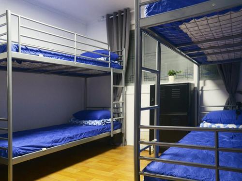 河南一中學收取天價住宿費，24人擠一個宿舍，一年5000還不給收據