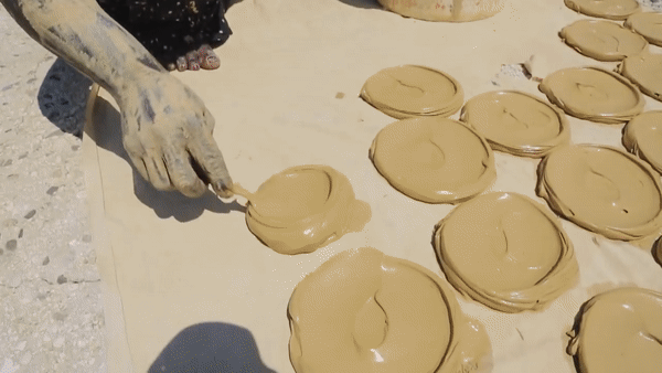 胃脹得“破裂”!海地人吃的“泥餅”是怎麼製作的,觀音土是什麼 胃脹得“破裂”!海地人吃的“泥餅”是怎麼製作的,觀音土是什麼