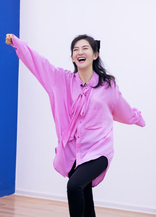 女明星保養是認真的，謝娜37歲穿蕾絲裙像少女，戴蝴蝶結更嫩了