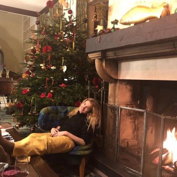 39歲LV太子妃家中招待閨蜜，純素顏很真實，太子爺彈鋼琴助興