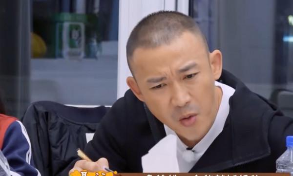 初見發如濃墨，再見禿頭禿腦！這12位男星的頭，讓女人好心碎