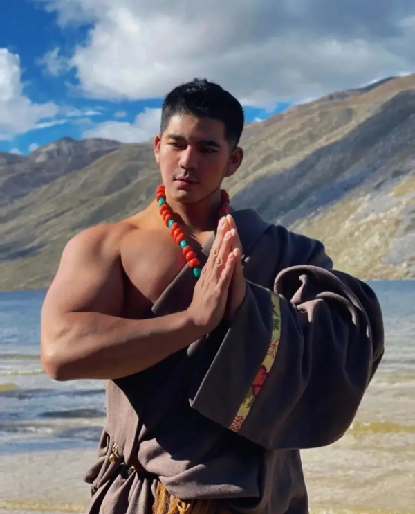 藏區“肌肉菩薩”火爆全網,網友看完照片卻大罵:吃藥吃出來的 藏區“肌肉菩薩”火爆全網,網友看完照片卻大罵:吃藥吃出來的