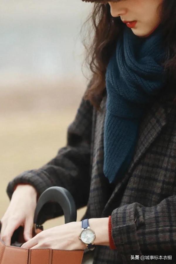 低調又復古的格子大衣搭配格紋，在冬季總是讓人心動