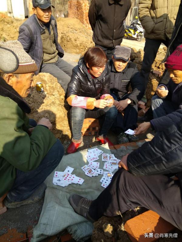 丈夫去世，她在大山裡獨自生活34年，被村霸欺辱，用草灰抹臉