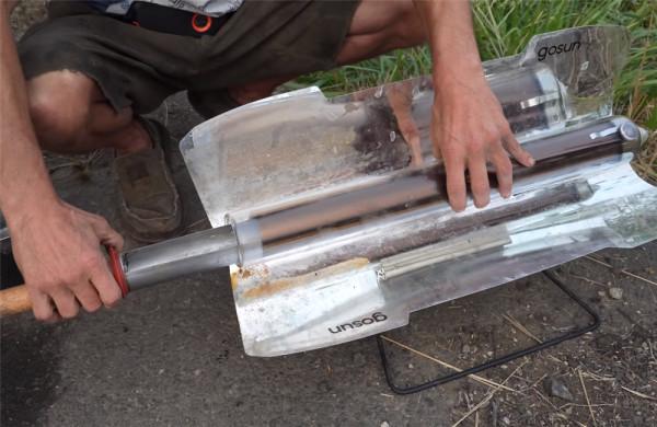 他住在2㎡破舊三輪車中，養4只羊為伴，邊牧羊邊流浪轉眼已過12年