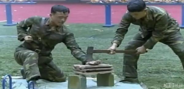 越南維和部隊胸口碎大石用牙拽卡車,不許笑!窮則徒手富則器械 越南維和部隊胸口碎大石用牙拽卡車,不許笑!窮則徒手富則器械