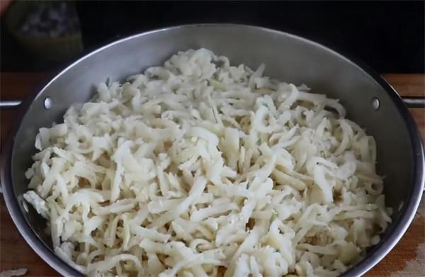 陝西特色小吃洋芋擦擦的正宗做法,一次做一盆不夠吃,真香 陝西特色小吃洋芋擦擦的正宗做法,一次做一盆不夠吃,真香