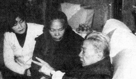 她吞下絕密檔案後遭敵人剖腹，臨危託孤，53年後丈夫和兒女又相聚