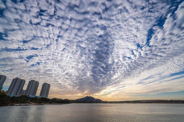 秋日霞光映榮成,新雨洗天弄巧雲 秋日霞光映榮成,新雨洗天弄巧雲