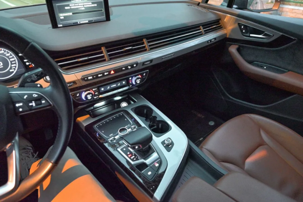 二手準新奧迪Q7,內飾貼膜、腳墊通鋪,不容錯過 二手準新奧迪Q7,內飾貼膜、腳墊通鋪,不容錯過